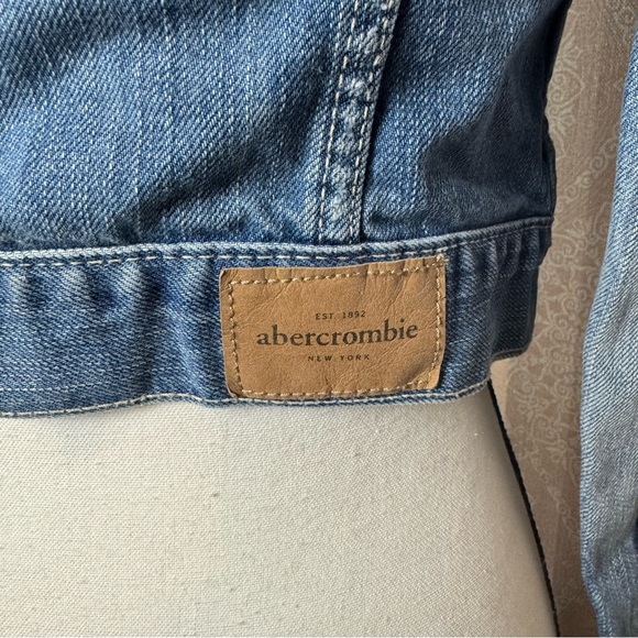 Girl’s Kid's Abercrombie Distressed Denim Jacket Size Large - Picture 5 of 10